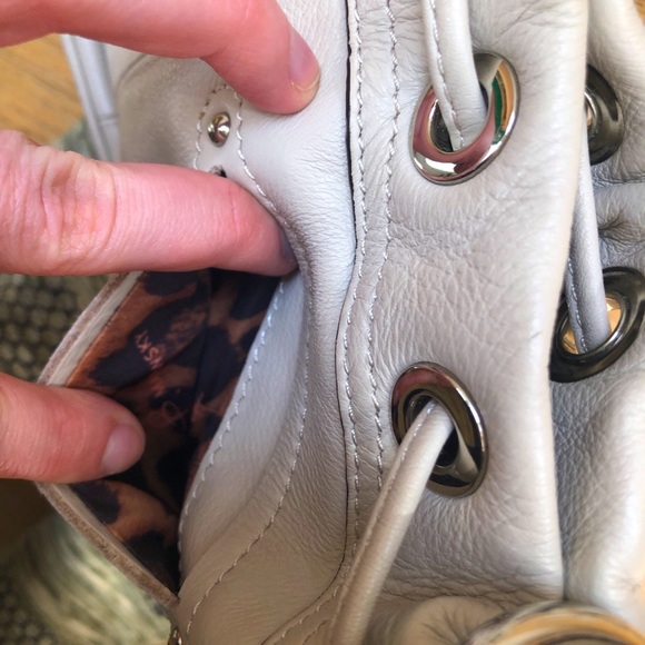 B. Makowsky White Leather Dakota Fringe Crossbody - Picture 7 of 11